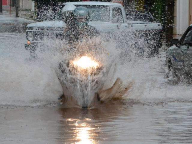 Chuva provoca alagamento de ruas no bairro Santo Antonio 