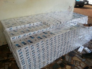 Motoristas abandonam veículos abarrotados de cigarros contrabandeados Motoristas abandonam veículos abarrotados de cigarros contrabandeados