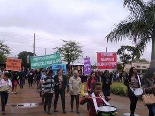 Professores e servidores saíram em passeata após aprovarem a greve, na última quarta-feira (16) (Foto: Divulgação)