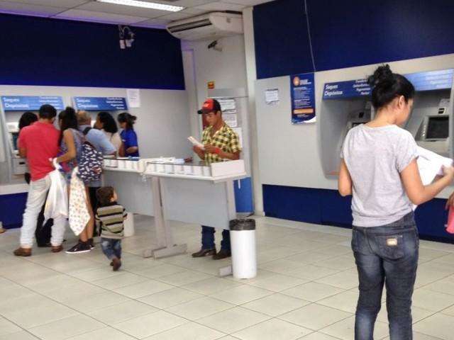 Um dia antes do in&iacute;cio dos saques do FGTS, movimento nas ag&ecirc;ncias &eacute; normal