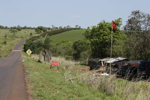 Movimento monta acampamento de sem-terra, mas com barracos vazios