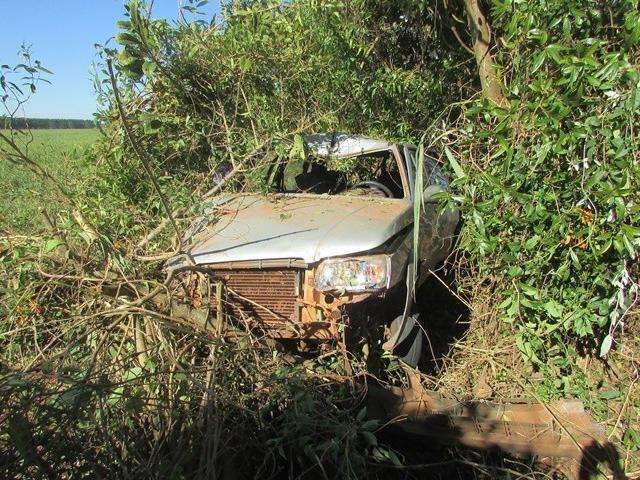 Carro vair parar em matagal ap&oacute;s condutor perder controle da dire&ccedil;&atilde;o na MS-276