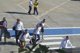 Príncipe, de camisa branca, calça preta e mochila, desembarcou no aeroporto de Campo Grande por volta das 15h30 desta terça-feira. (Foto: Francisco Júnior)