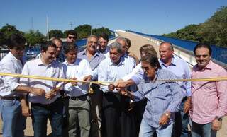 Governador André Puccinelli e aliados inauguram ponte de concreto sobre o Rio Miranda em Corumbá. (Foto: Capital do Pantanal)