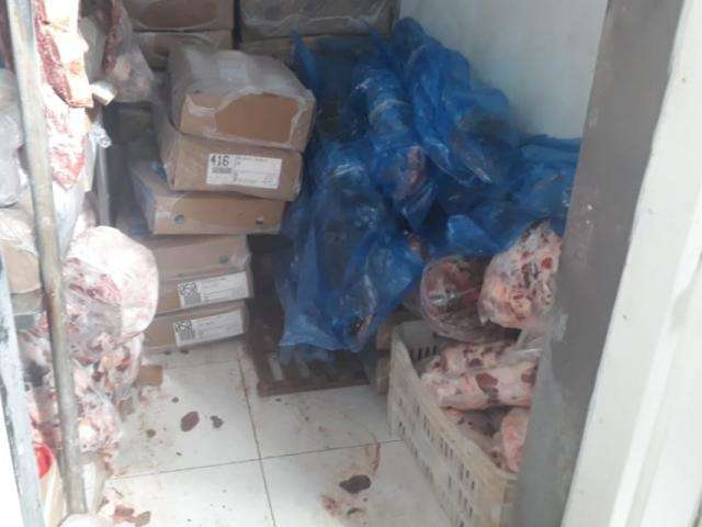 Pol&iacute;cia flagra 131 kg de peixe sem documento e multa dono de mercado