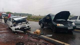 Duas mulheres morreram após colisão frontal entre carros, na BR-262. (Foto: Corpo de Bombeiros)