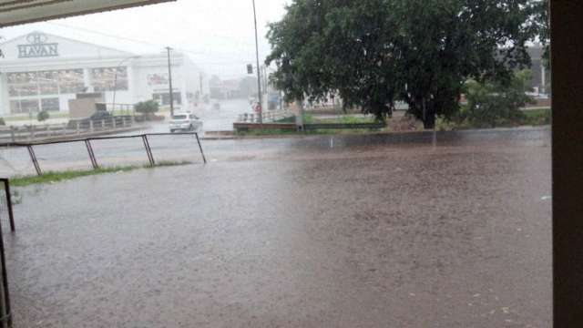 Em menos de 20 minutos, chuva causa alagamentos em diversos pontos da Capital