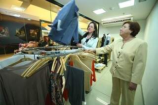 Na loja, as roupas doadas são expostas em araras, manequins e prateleiras. (Foto: Divulgação)
