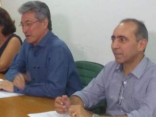 Hashioka (à esquerda), ao lado do adjunto Édio Viegas, afirma que medidas são resultado do aumento de gastos com pessoal em 2018. (Foto: Mayara Bueno)