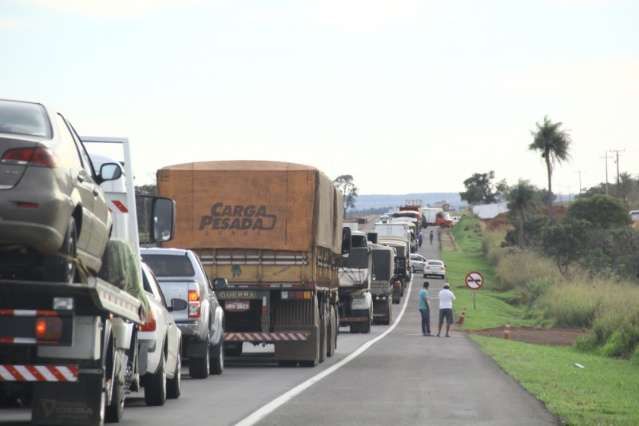Congestionamento de 11 km deixa tr&aacute;fego lento na BR-163