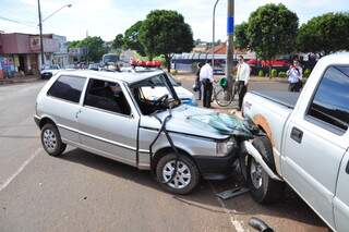 Veículo furtado teve a lateral e a frente destruída. (Foto: João Garrigó)