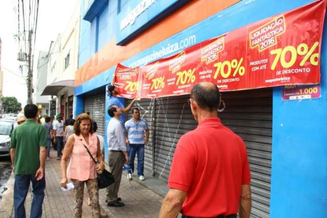 Para garantir descontos de at&eacute; 70%, consumidores enfrentam horas de fila