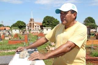 O aposentado José Severino da Silva acredita que a falta de limpeza ajuda no descaso da própria população. (Foto:Marcos Ermínio)
