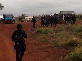 Armados e encapuzados, policiais entraram na aldeia. 