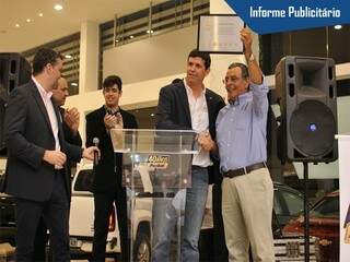 Sérgio Dias Campos recebe a placa de Concessionária Classe A de Ernesto Ortiz, vice-presidente de marketing e vendas da General Motors do Brasil e da América Latina (Foto: Alcides Neto)