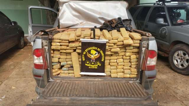 Condutor consegue fugir, mas pol&iacute;cia encontra 625 kg de maconha em carro