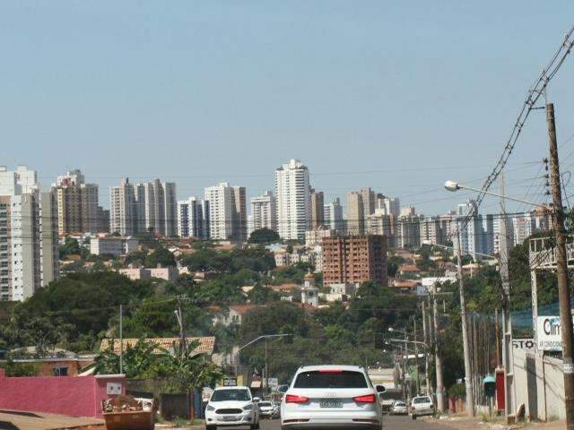 Tempo est&aacute;vel com pouca nebulosidade e muito calor em MS nesta 2&ordf;-feira