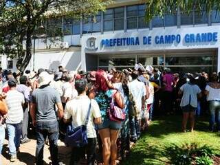 Protestantes na prefeitura de Campo Grande. (Foto: Paulo Francis).