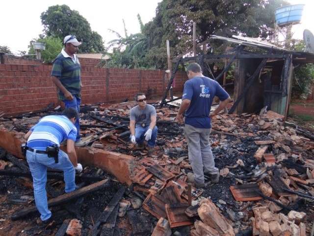 Inc&ecirc;ndio destr&oacute;i casa onde m&atilde;e e filho foram assassinados no Natal 