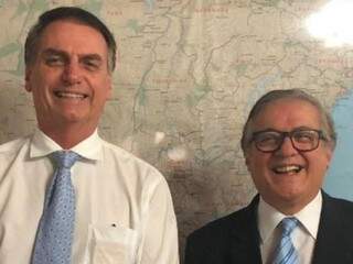 À esquerda, Bolsonaro ao lado de Ricardo Vélez Rodríguez. (Foto: Uol) 