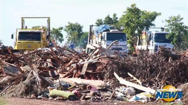 Ca&ccedil;ambeiros descartam entulho em &aacute;rea clandestina