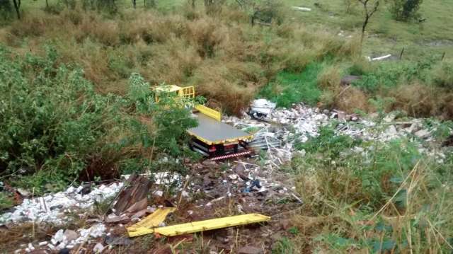 Caminh&atilde;o carregado de bebidas perde o freio e cai da serra de Maracaju