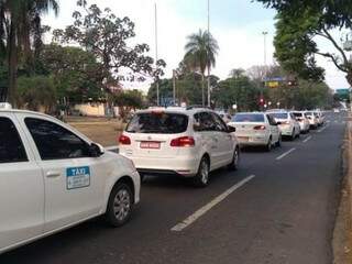 Taxistas foram às ruas de Campo Grande em protesto contra perda de vagas no aeroporto. (Foto: Direto das Ruas)