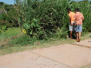 Crianças observavam o lugar onde as vítimas foram arremessadas. (Foto:Luciana Brazil)