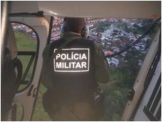 Patrulhamento em helicópteros da polícia são feitos de portas abertas. (Foto: Reprodução/Arquivo) 