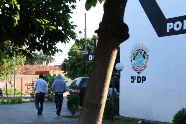 Acusado de matar rival com 15 facadas se apresenta &agrave; Pol&iacute;cia