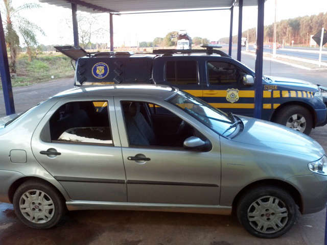  Carro furtado &eacute; recuperado pela PRF na BR-163, em Jaraguari