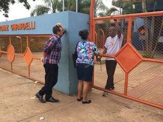 Silvia e o marido pedem para entrar na escola e aguardar as filhas terminarem a prova do Encceja. (Foto: Bruna Kaspary)