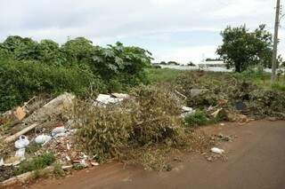 Terreno vizinho da UBSF é dominado por mau cheiro, lixo e usuários de drogas (Foto: Cleber Gellio)