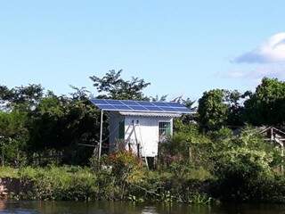 Também foi implantada uma pequena central elétrica com energia solar para levar luz à comunidade ribeirinha, que agora se destaca pelos projetos sustentáveis (Foto: Álvaro Junior / Ecoa)