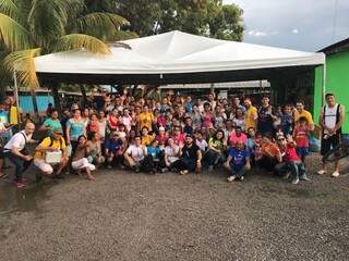 Voluntários, funcionários da ONG Fraternidade Sem Fronteiras e venezuelanos para um ato de amor. (Foto: Suelen Targon)