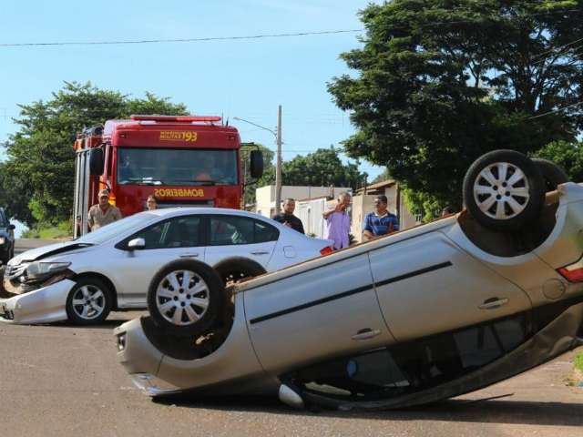 Motorista n&atilde;o respeita sinaliza&ccedil;&atilde;o de pare e causa capotagem no Col&uacute;mbia 
