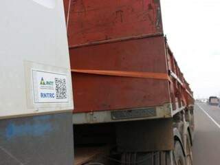 Selo da ANTT é necessário para que caminhões façam transporte remunerado de cargas (Foto: Henrique Kawaminami)