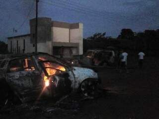 Carro ainda em chamas após ataque de pistoleiros, hoje em Ypejhú (Foto: Direto das Ruas)