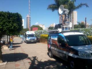 Unidades móveis da TV Morena e da TV Campo Grande na calçada. (fotos: Euler Souza)