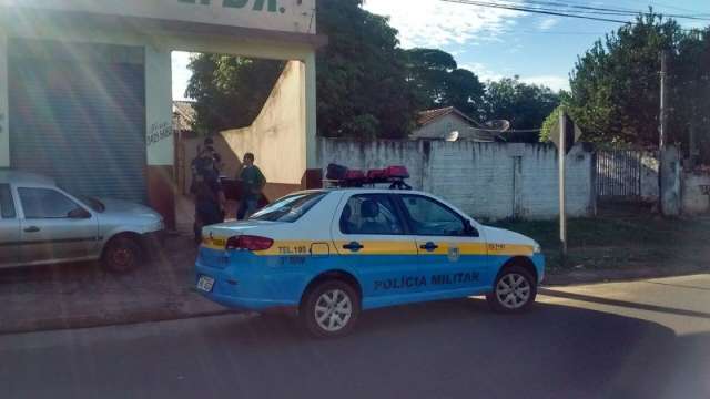 Comerciante &eacute; baleada nas costas por assaltantes ao abrir refrigera&ccedil;&atilde;o