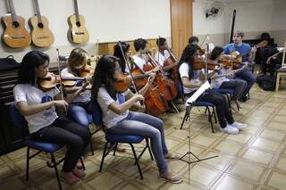 ONG ensina a moradores do bairro Nova Lima música instrumental (Foto: Cleber Gelio)