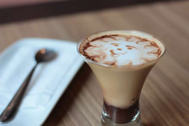 Para o frio, tem cappuccino com pa&ccedil;oca e at&eacute; com tequila em card&aacute;pios da cidade 