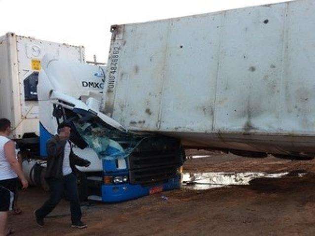 Cont&ecirc;iner cai sobre carreta e mata manobrista em frigor&iacute;fico 