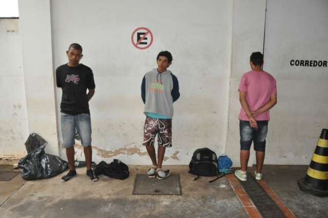 Tr&ecirc;s s&atilde;o presos ap&oacute;s roubar e agredir durante arrast&atilde;o em lanchonete