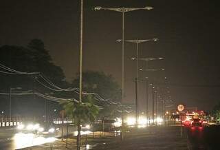Avenida Duque de Caxias ficou às escuras, só faróis iluminavam a via. (Foto: Gerson Walber)