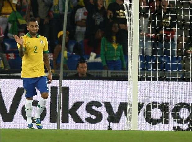 Em jogo fraco, Brasil &eacute; derrotado pela Su&iacute;&ccedil;a com gol contra de Dani Alves