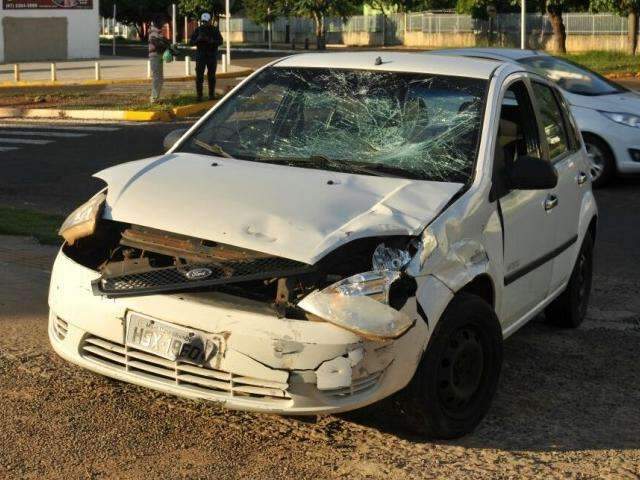 Motociclista fica ferido ap&oacute;s ser atingido por carro em rotat&oacute;ria da Capibaribe