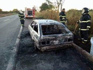 Veículo foi completamente destruído pelas chamas. (Foto: 
