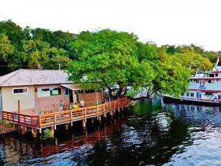 Lugar ficar às margens do Rio Paraguai e abre de quarta-feira à domingo. (Foto: Reprodução Facebook)