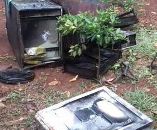Incêndio destruiu três computadores que estavam no centro comunitário (Foto: Direto das Ruas)